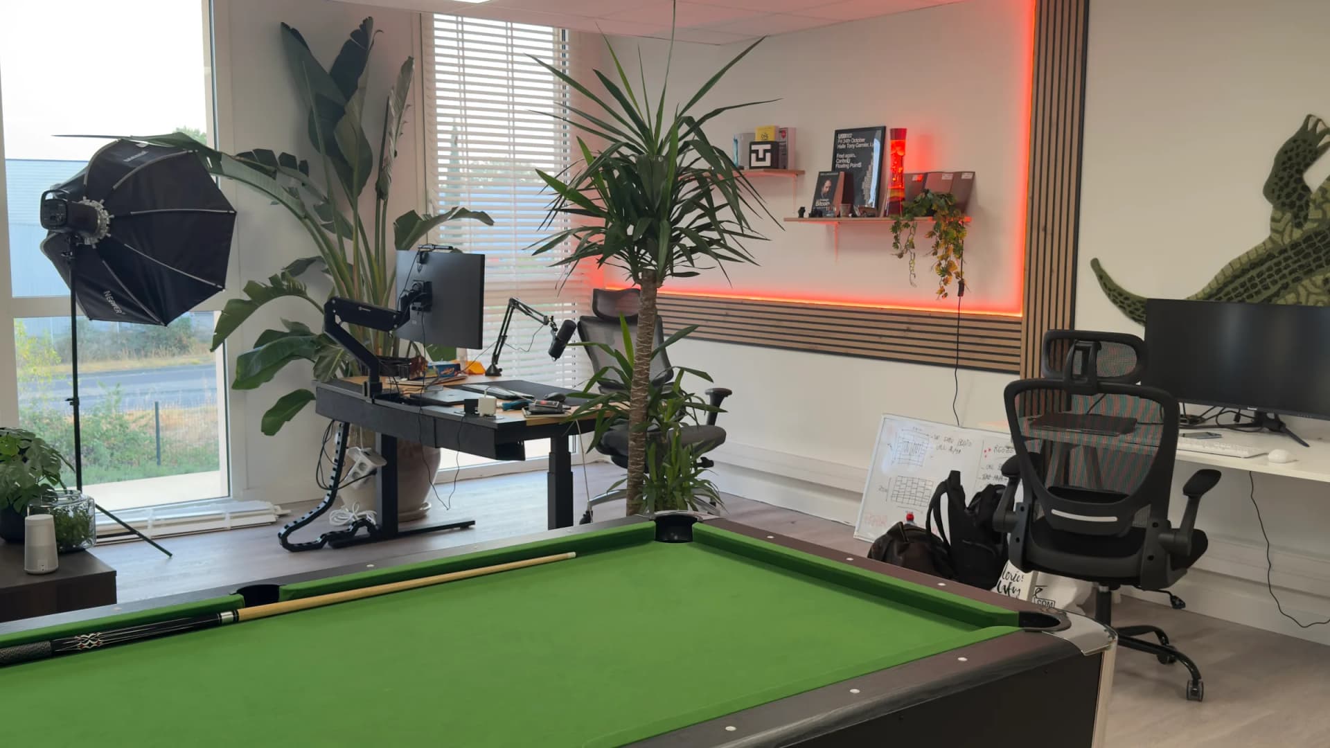 Le bureau de CNTL à Portet-sur-Garonne : postes de travail, plantes et table de billard